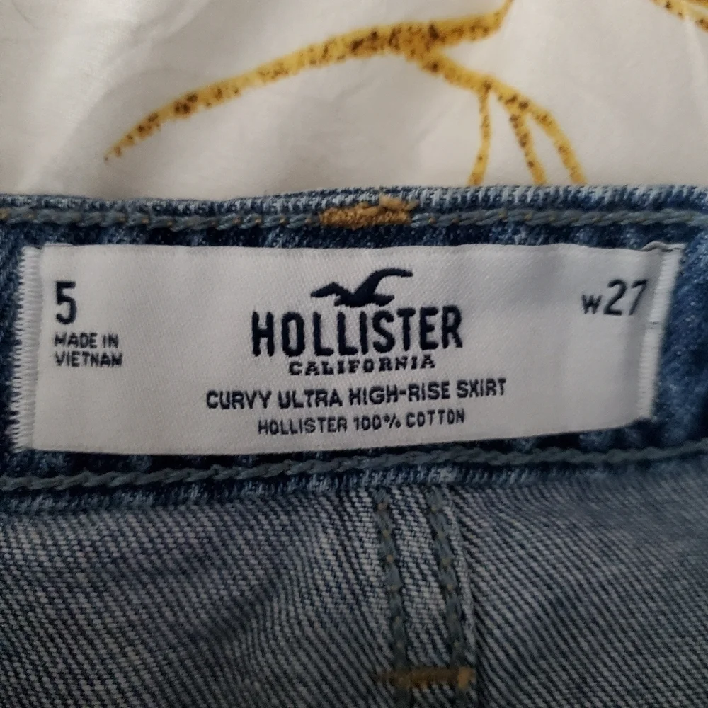 Hollister jeans shirt size 5 or 27